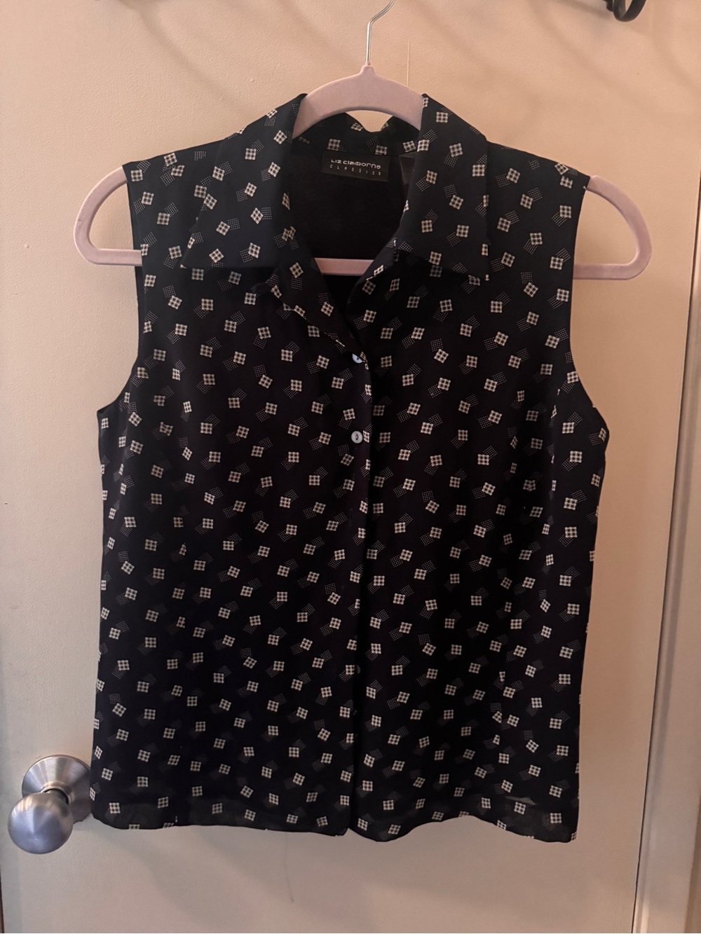 Liz Claiborne Black Sleeveless Button-Down Top with White Diamond Print
